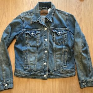 Levi's Jean jacket!  A classic 😎